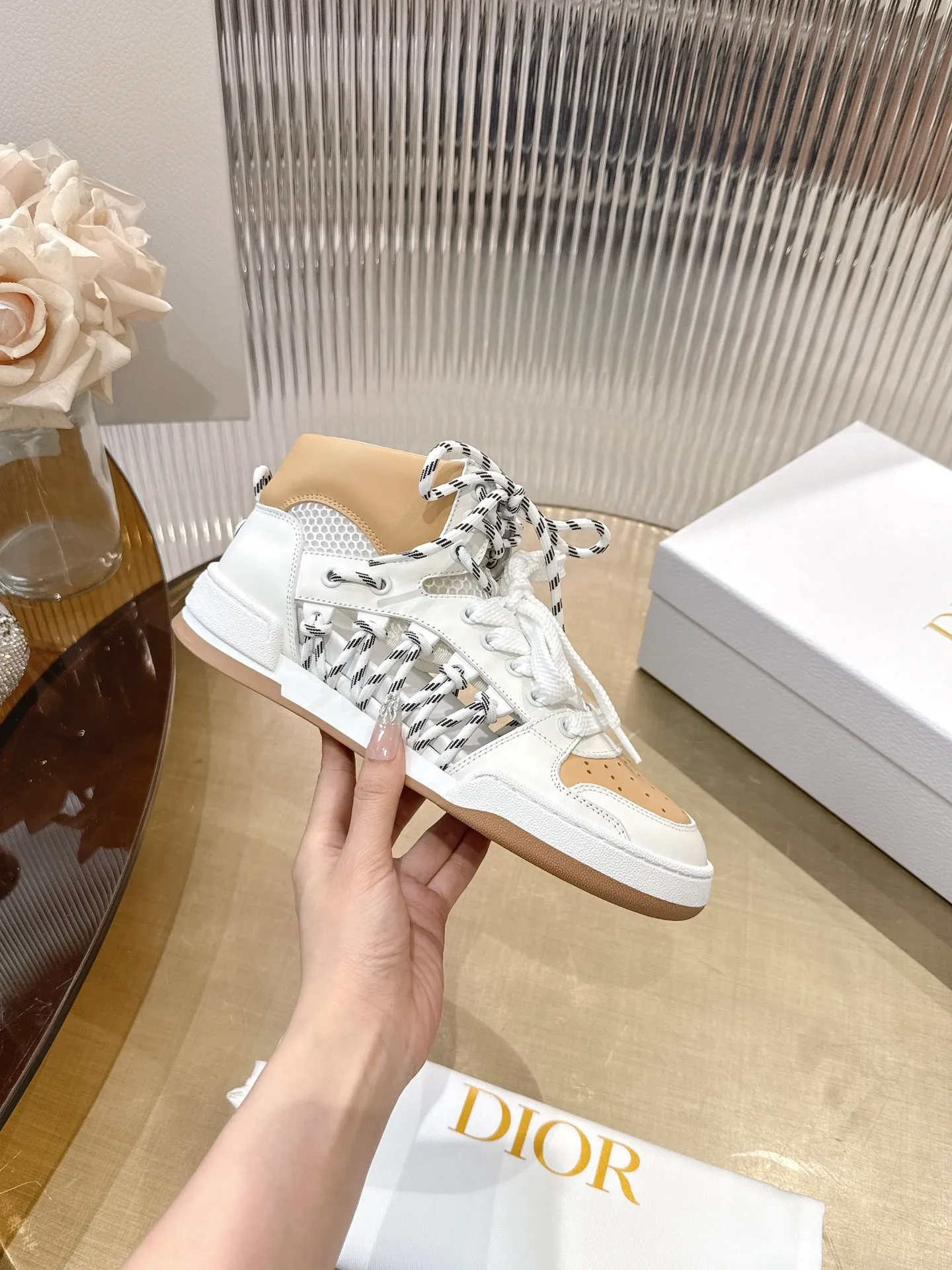 👟👟Ex-factory price 740👟👟 (Top version) Couple model Dior, C’est 25 new college style casual fashion high-top sneakers, showing eye-catching and fashionable style. Carefully crafted, the hollow design on the side of the upper is super fashionable, and the details also add a touch of elegance. The lightweight two-tone sole offers exceptional comfort and sporty style. Can add a stylish touch to any casual look. The tongue and sole are decorated with the Christian Paris logo, and the cowhide design is styled. Women's size 35-44